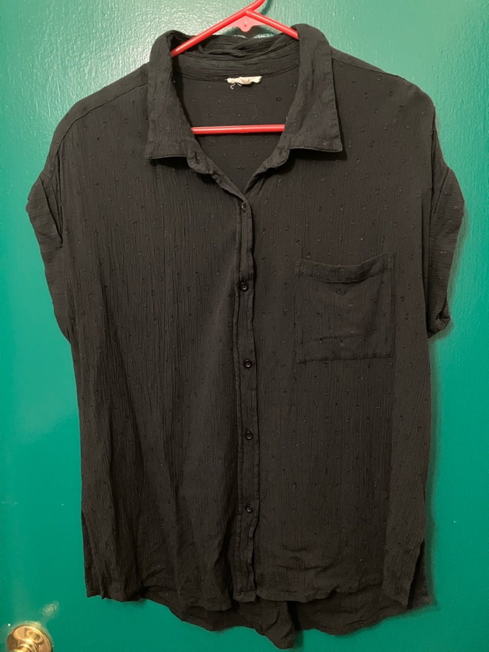 Women’s En Creme Textured Black Short-Sleeve Button-Up Shirt